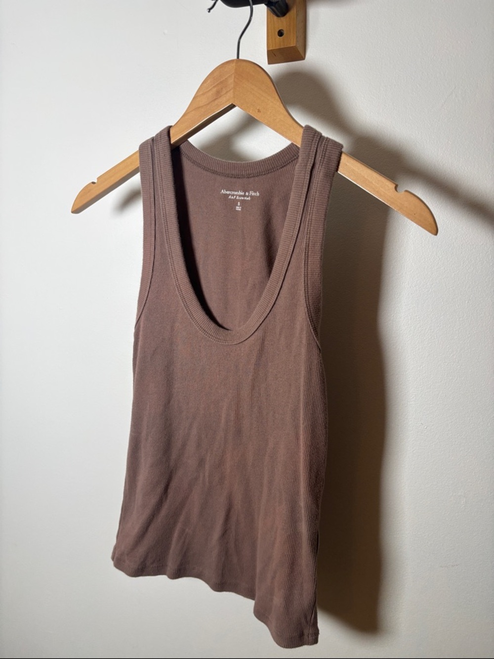 Abercrombie & Fitch Ribbed Scoop-Neck Tank Top in Taupe Brown